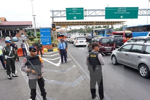 印尼警察在一个机场巡逻