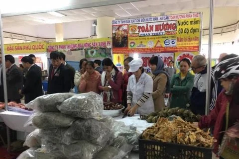 越南年终农产品展销会吸引众多人前来参观购物（图片来源：越通社）