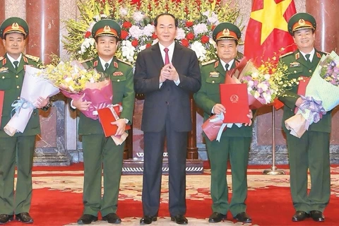 越南国家主席陈大光向越南人民军4位中将颁发晋升上将军衔的决定
