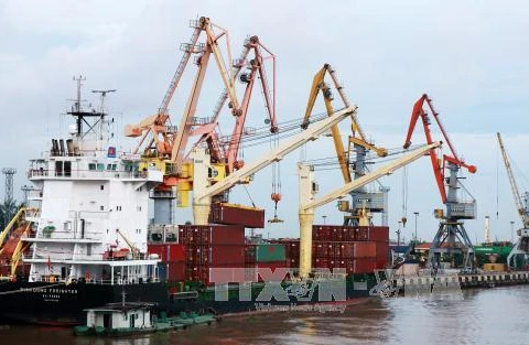 越南海防港迎来2017年首批货入港（图片来源：越通社）