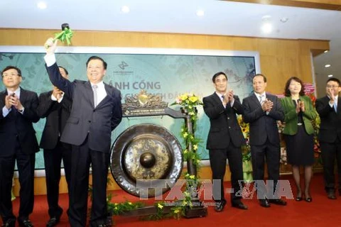 越南财政部部长丁进勇敲响开市铜锣（图片来源：越通社）