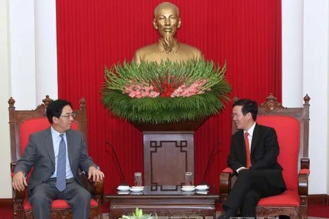越共中央宣教部部长武文赏（右）会见中国驻越大使洪小勇（图片来源：越通社）