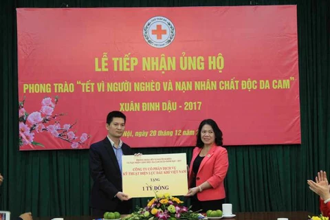 越南红十字会中央委员会​举办“让每个贫困群众和受灾群众都能过一个温暖的春节”捐款活动（图片来源：因特网）
