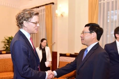 越南政府副总理兼外交部长范平明与瑞典新任驻越南大使佩雷里克•霍格贝尔格​ （图片来源：越通社）