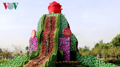 越南最大鲜花塔。（图片来源：VOV）