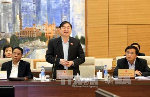 越南第十四届国会常委会成员在会议上发表讲话（图片来源：越通社）