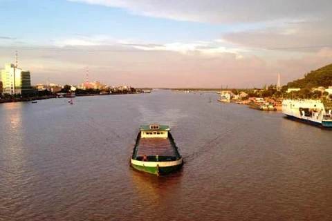 流入河仙海口的江城河（图片来源：越南人民报）