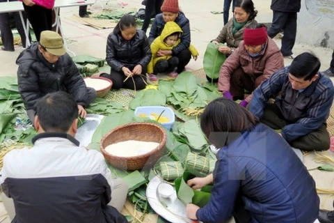 越南多地举办贫困户包粽子迎春活动（图片来源：因特网）