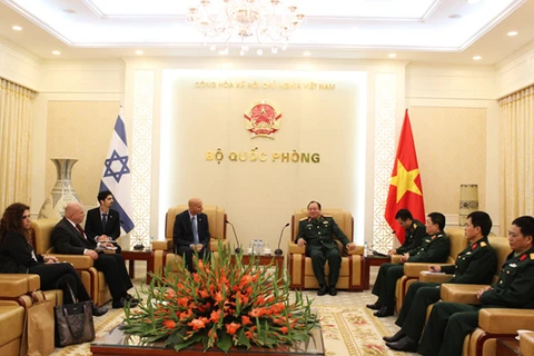 越南人民军副总参谋长范玉明上将会见以色列国际防务合作理事会负责人米歇尔•本•巴鲁克（图片来源：http://mod.gov.vn/）