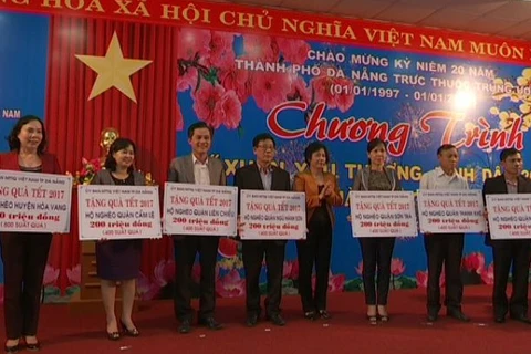 “相爱之春—向贫困者赠送春节礼物”活动在岘港市举行。（图片来源：岘港报网）