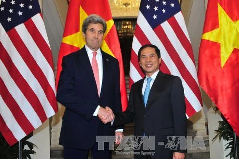 外交部副部长裴青山与美国国务卿约翰·克里