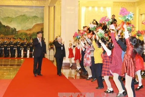 中国儿童们欢迎阮富仲访华。（图片来源：越通社）