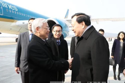 中共中央委员、浙江省省委书记、省人大常委会主任夏宝龙到机场迎接阮富仲总书记一行。