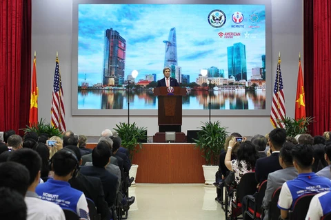 美国国务卿约翰•克里在交流会上发表讲话