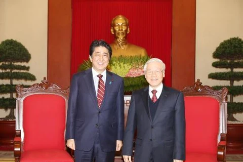 越共中央总书记阮富仲会见日本首相安培晋三（图片来源：越通社）