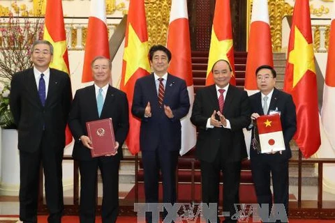 越南政府总理阮春福与日本首相安培晋三举行会谈(图片来源：越通社)