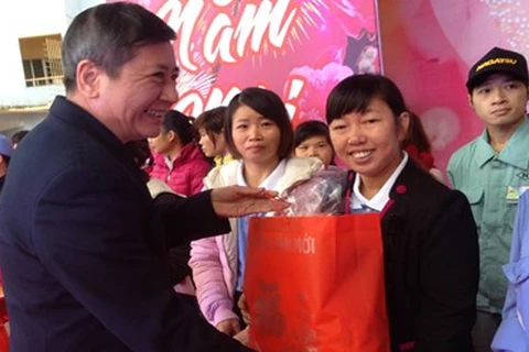 越南劳动总联合会常务副主席陈青海向贫困劳动者赠礼。（图片来源：劳动网报）