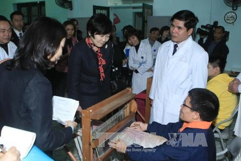 日本首相夫人安倍昭惠走访慰问河内康复医院残疾儿童及老年人（图片来源：越通社）