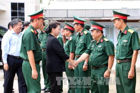 国会主席走访槟椥省军事指挥部（图片来源：越通社）