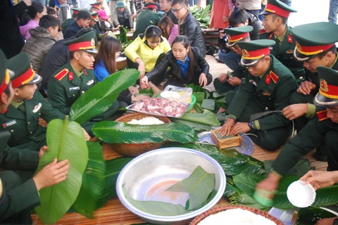  数百人参加包粽子送温暖志愿活动