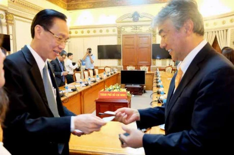 胡志明市人民委员会副主席黎青廉（左）和日本贸易振兴机构副理事长真铜龙日郎（右）（图片来源：因特网）