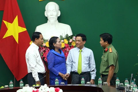 柬埔寨磅士卑省副省长桐沙瓦走访慰问永隆省领导（图片来源：越通社）