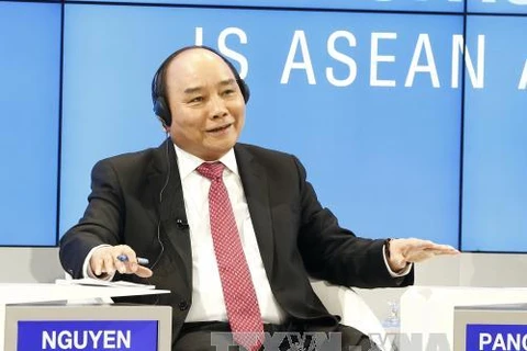 阮春福总理在世界经济论坛年会的讨论会上发表讲话（图片来源：越通社）