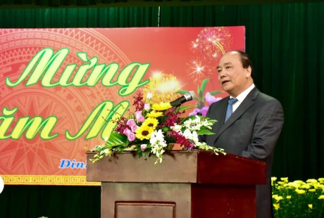 阮春福总理在见面会上发表讲话（图片来源：因特网）