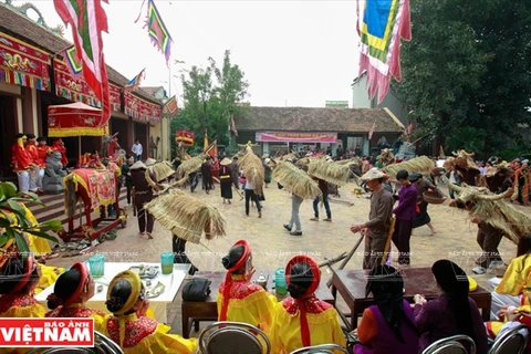 每年农历正月初四，“草牛”庙会在永福省永祥县大同乡祠亭举行。