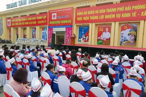 “越南共产党——从大会走向大会”资料图片展开幕式场景（图片来源：越南人民报）