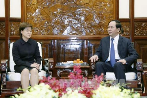 国家主席陈大光会见新加坡驻越大使凯瑟琳。（图片来源：越通社）