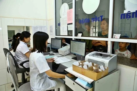医务人员使用医疗保险管理信息系统检查患者的信息（图片来源：越通社）