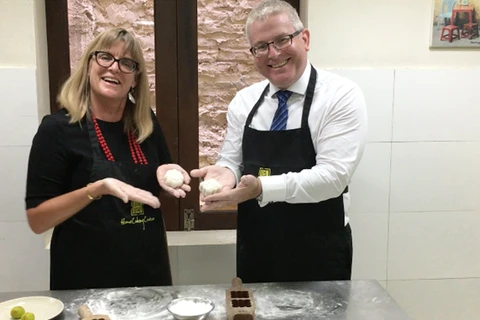 澳大利亚大使（左）学做越南中秋饼