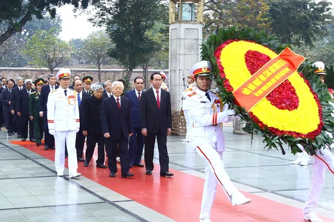 越南党和国家领导人向英烈纪念碑敬献花圈