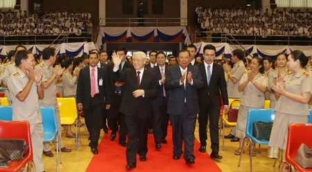 阮富仲总书记造访老挝国立大学（图片来源：越南人民报）