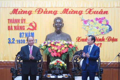 政府总理阮春福向岘港市党部、政府和人民拜年（图片来源：越通社）