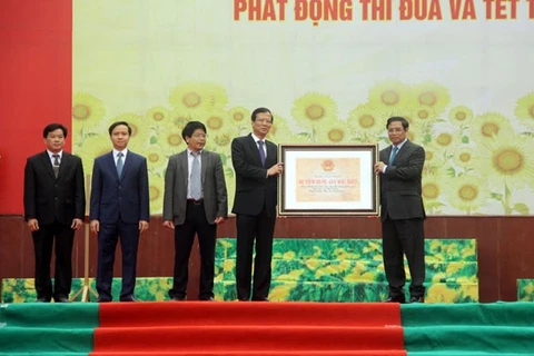 金平遗迹区获颁国家级特殊遗迹证书仪式（图片来源：越南人民报）