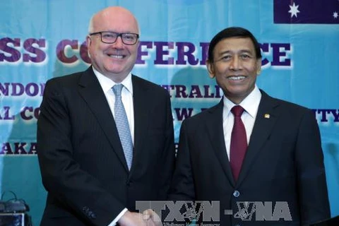 澳大利亚司法部长乔治.布兰迪斯与印尼政治、司法与安全事务统筹部长维兰托（图片来源：越通社）