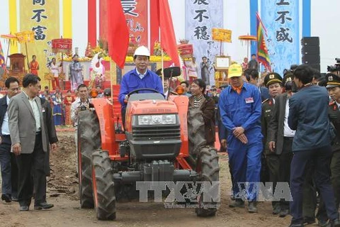 越南国家主席陈大光出席2017堆山籍田节​并亲自耕田。（图片来源：越通社）