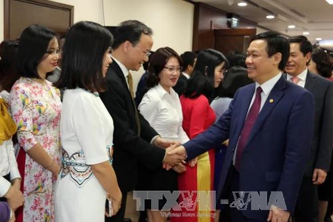 越南政府副总理王廷惠来到越南外贸股份商业银行“冲年喜”（图片来源：越通社）