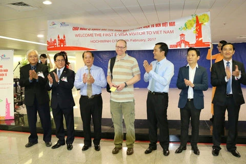 胡志明市迎来首位持电子签证的国际游客（图片来源：congan.com.vn）