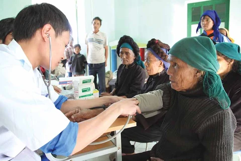 河内市医务人员为当地老年人做体检（图片来源：因特网）