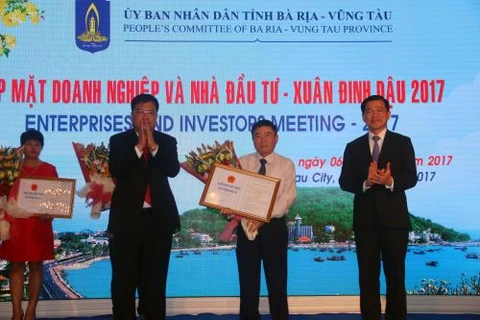 巴地头顿省人民委员会主席阮文呈向各投资者颁发8个投资许可证（图片来源：越通社）