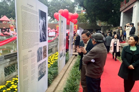 许多观众前来参加第十四届越南诗歌日活动（图片来源：越共电子报）