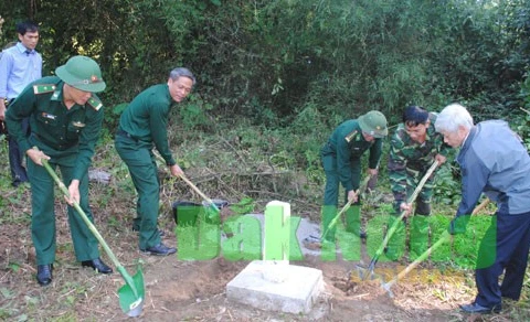 越南得农省与柬埔寨蒙多基里省进行辅助界碑立碑工作（图片来源：《得农报》）