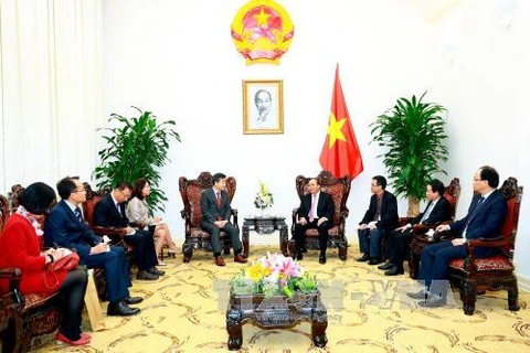 阮春福总理（右）会见韩联社社长朴鲁晃。（图片来源：越通社）