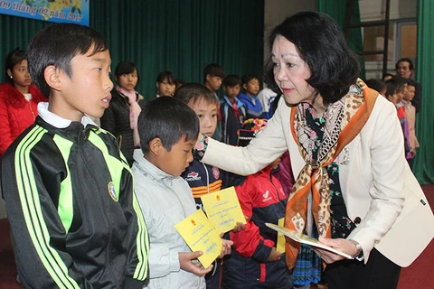 中央民运部部长张氏梅向孟湟边界县少数民族贫困户和贫困儿童赠送礼物（图片来源：dienbien.gov.vn）