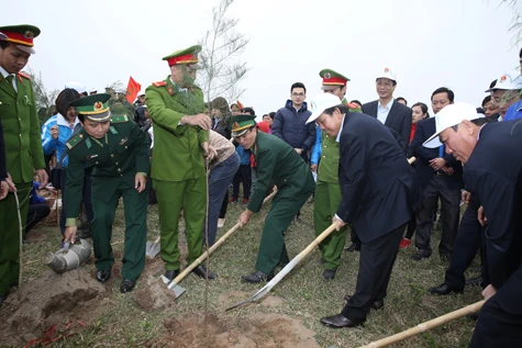 张和平副总理与各中央代表以及南定省交水县的1500名团员青年在交龙乡海岸种下近3500棵树。