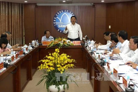 胡志明市委书记丁罗升同西贡供水总公司主要领导干部举行工作会谈