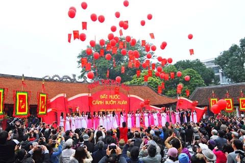 题为“与国家同行和创新”的第15次越南诗歌日在河内市文庙国子监隆重举行（图片来源：越通社）